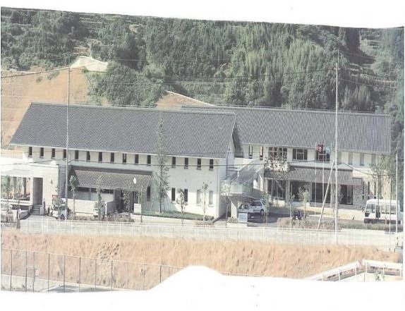 開所当時の青少年の家（右）伊野スポーツセンター（左）