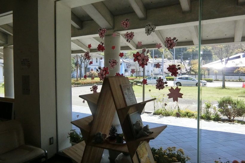 絵本コーナーと桜の飾り