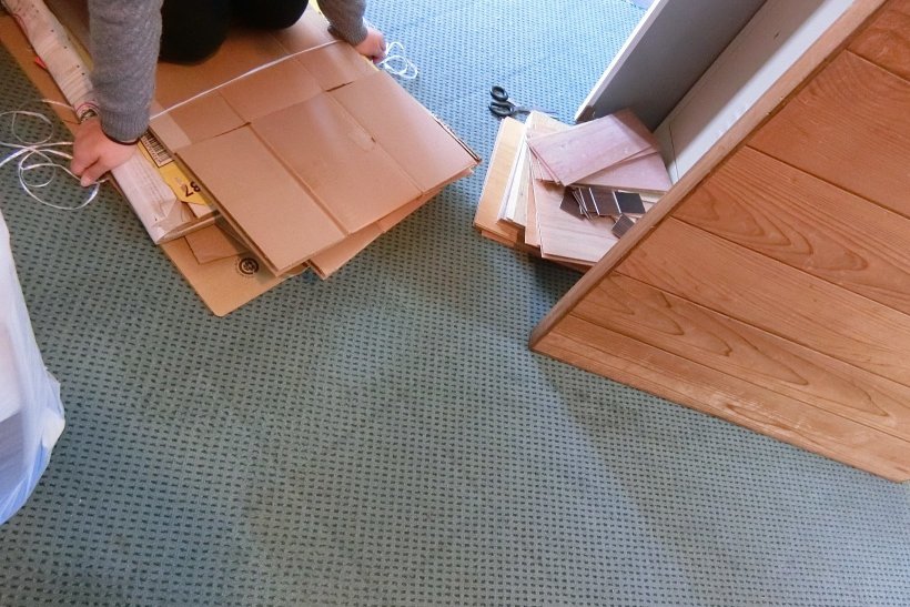 段ボールを紐でくくっている