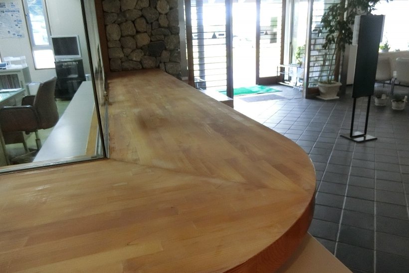 ロビー受付台の写真