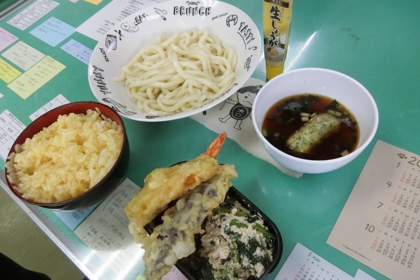 釜揚げうどん・天ぷら・卵かけご飯・野菜