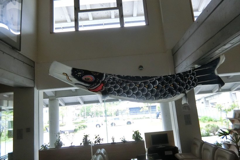 ロビーで泳ぐ鯉