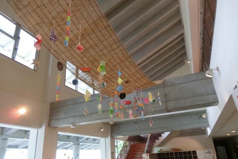 スダレに揺れる夏の飾り