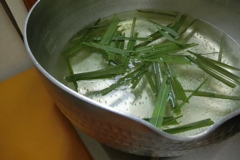 レモングラスを煮出している写真