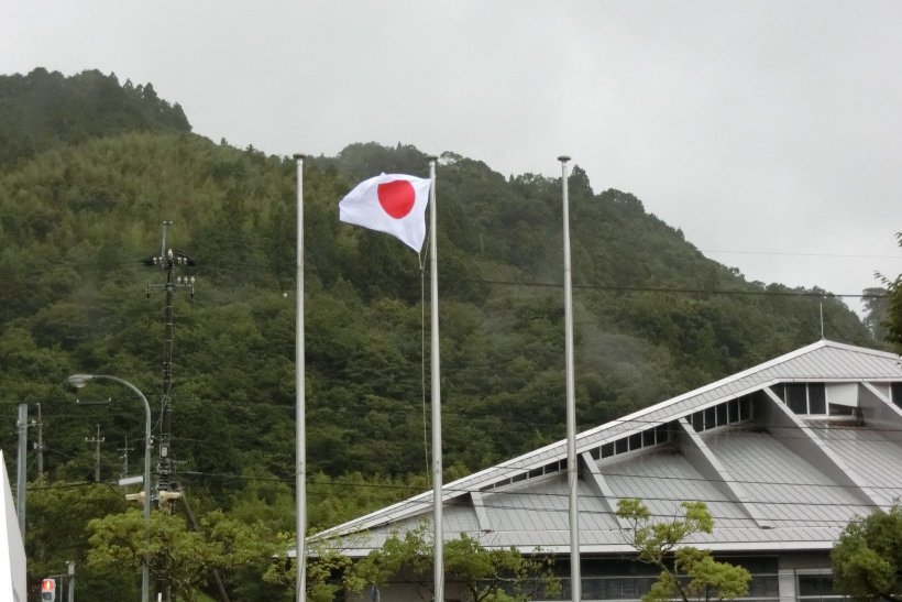 風に揺れる国旗