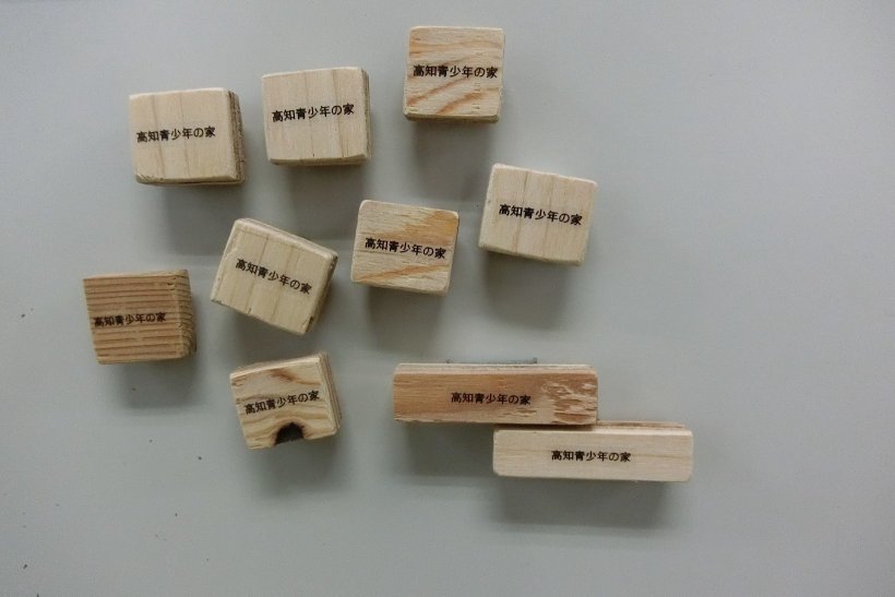 木で作った磁石の写真