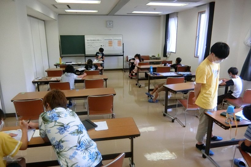 小学生と大学生が一緒に勉強している