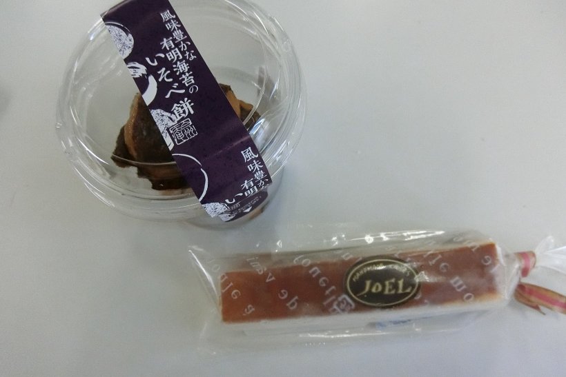 棒状のチーズケーキ・カップに入ったいそべもち