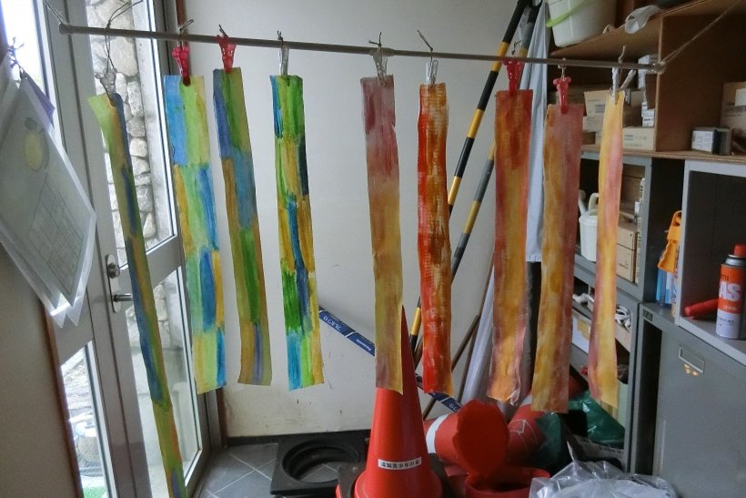 和紙を染めて乾かしている写真