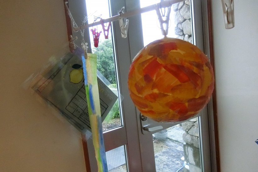 染めた和紙を風船に張り付けた写真