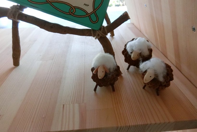 松ぼっくりで作った羊のかざり