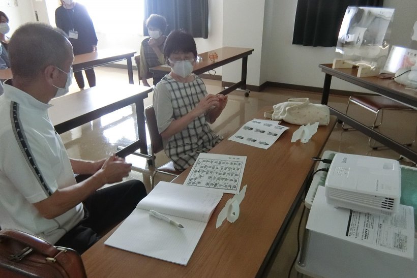 手話の練習をしている写真