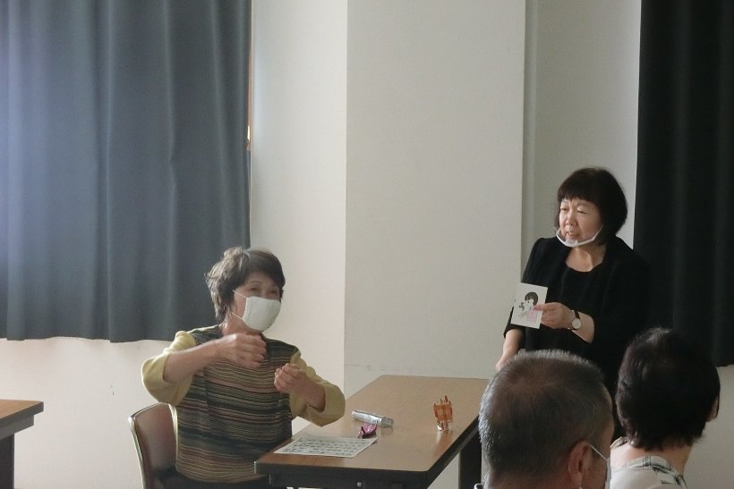 手話の練習をしている写真