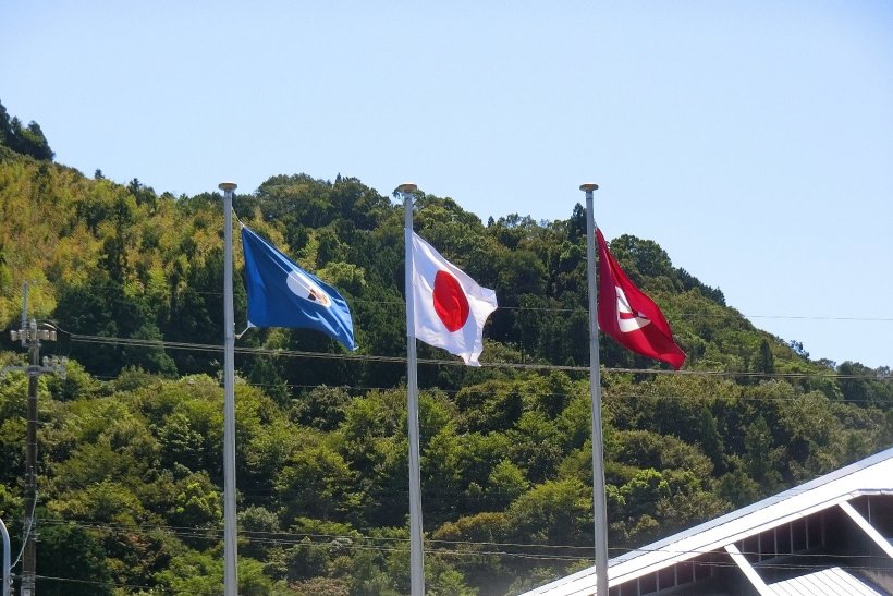 風でなびく旗３つ