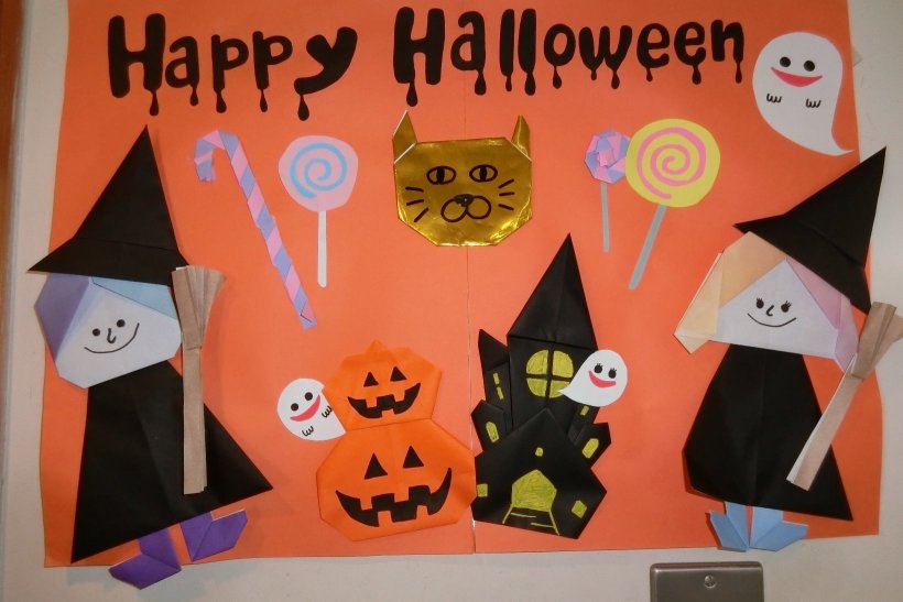 折り紙で折ったハロウィンの飾りと装飾