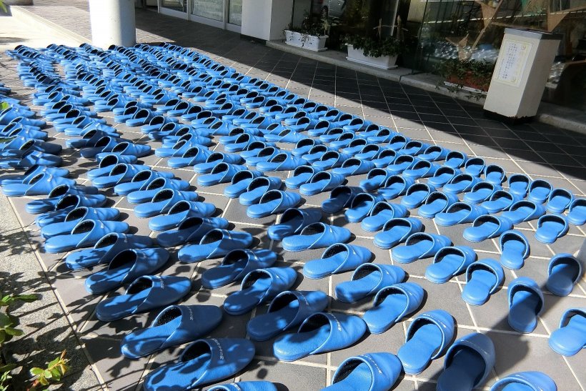 天日干し中のスリッパ