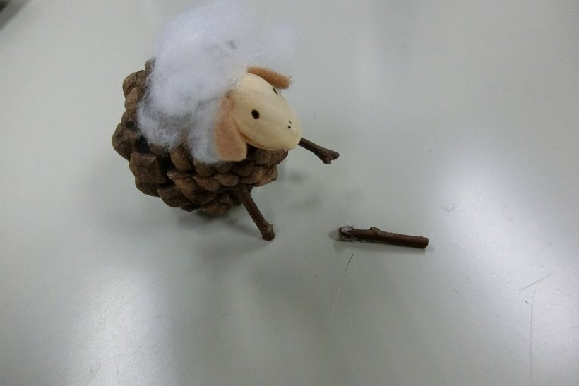 ひつじの置物の足がとれてしまった写真