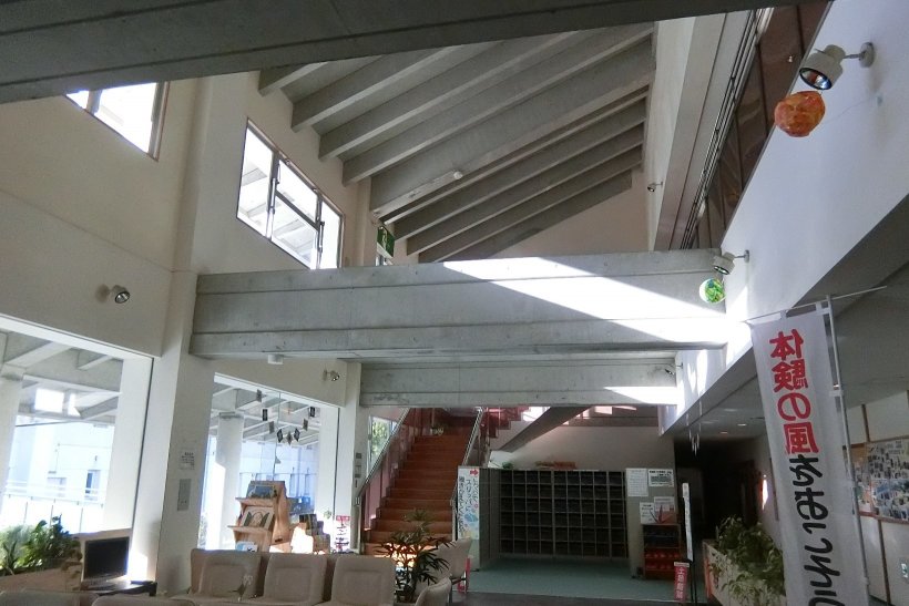 スダレが無くなったロビー