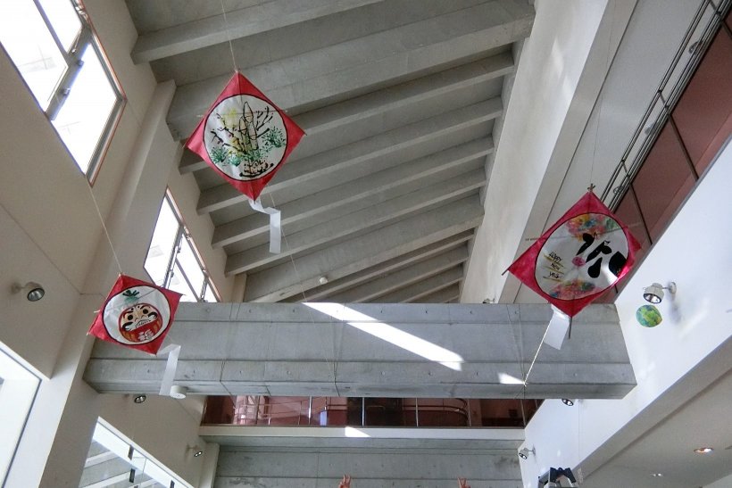 お正月用凧が宙に浮いている