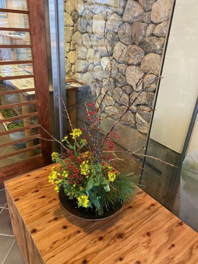 玄関に生けた花達