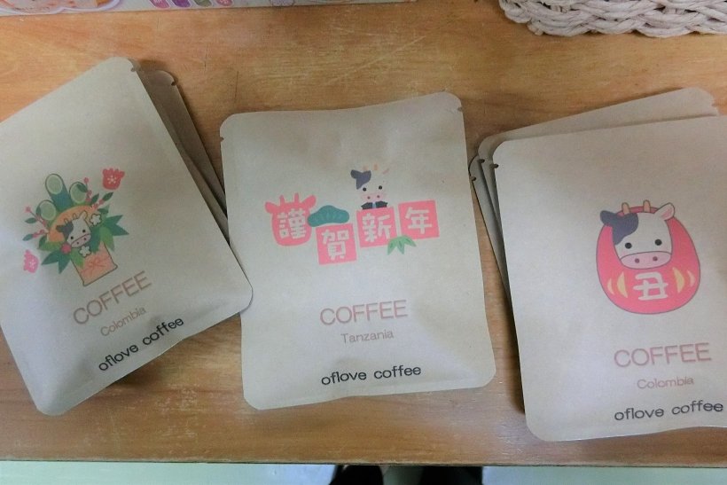 丑の絵がついたコーヒーの写真