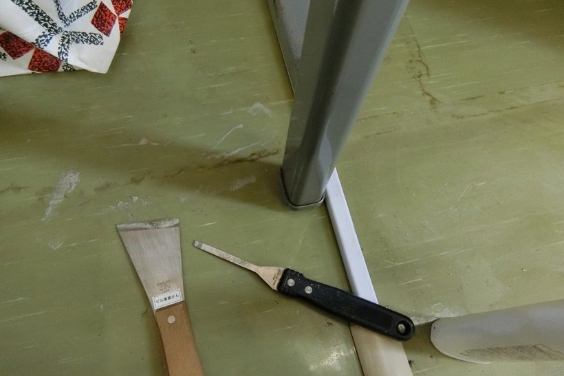 汚れたフロアの掃除