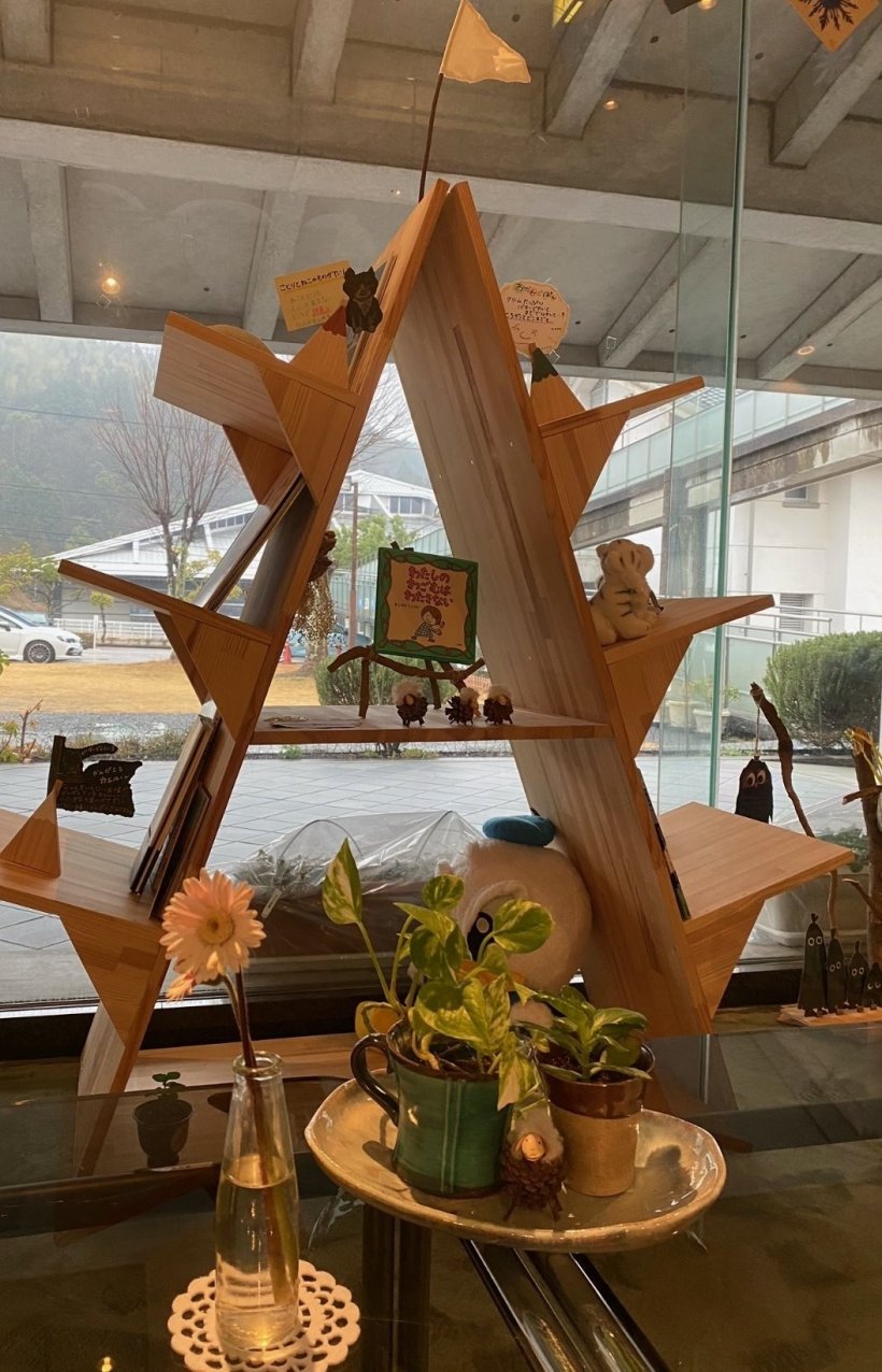 本棚と机の上の植物