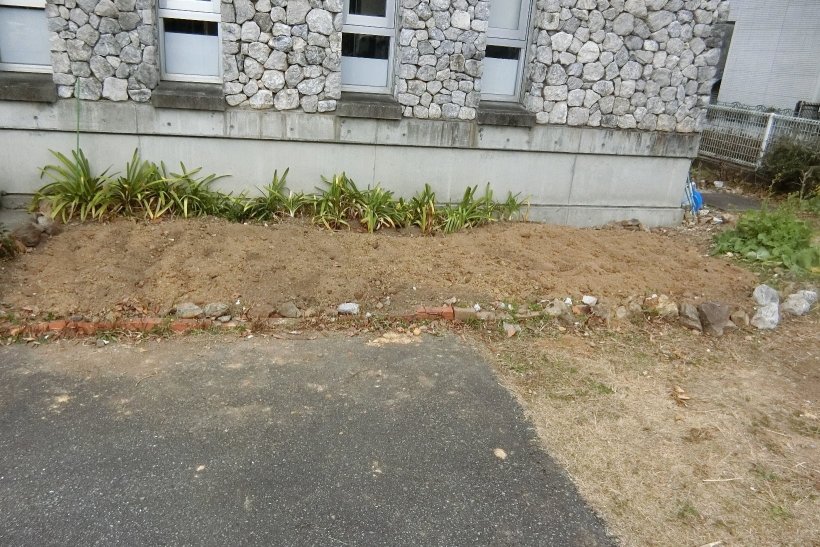 新しい土をいれた花壇