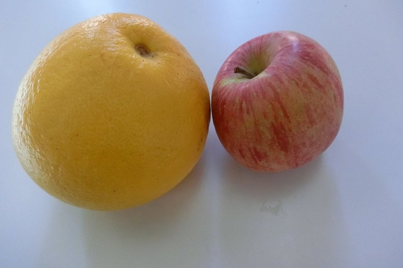 ぶんたんとリンゴの写真