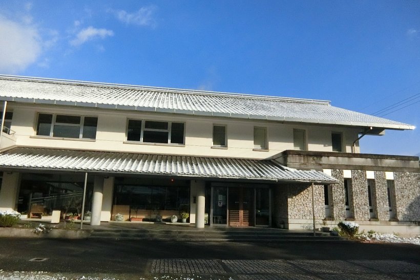 雪で白くなった青少年の家の屋根