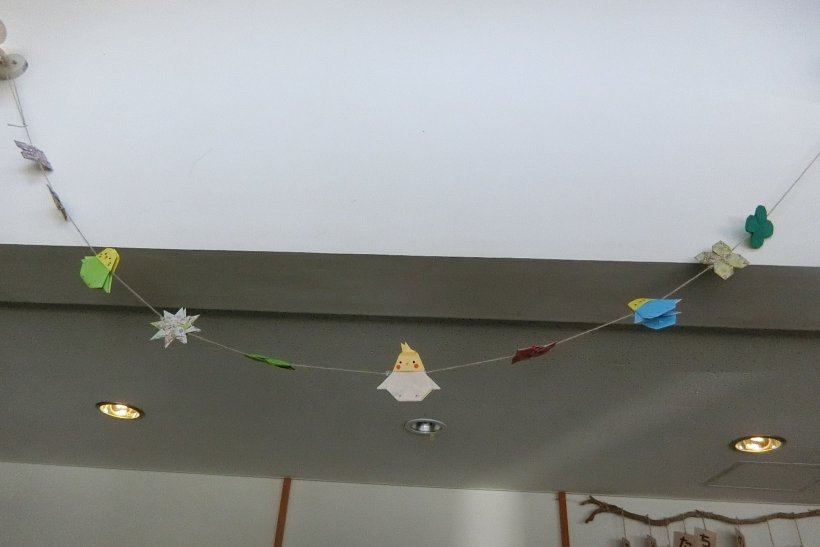 連なった折り紙インコと花達