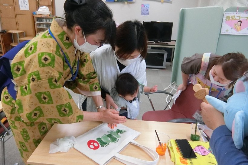 手形をとっている写真