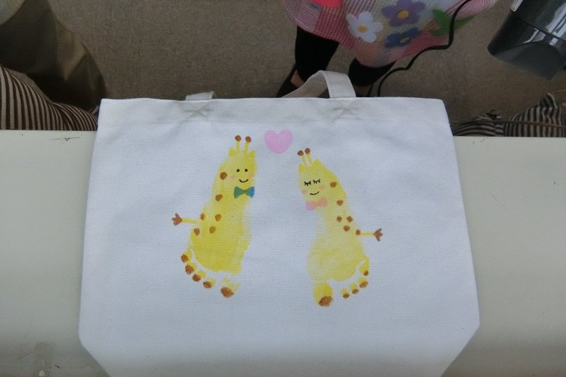 足形でキリンの絵を描いたかばん