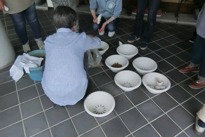 先生が土を入れてくれている写真