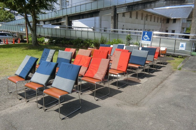 干している座布団と椅子