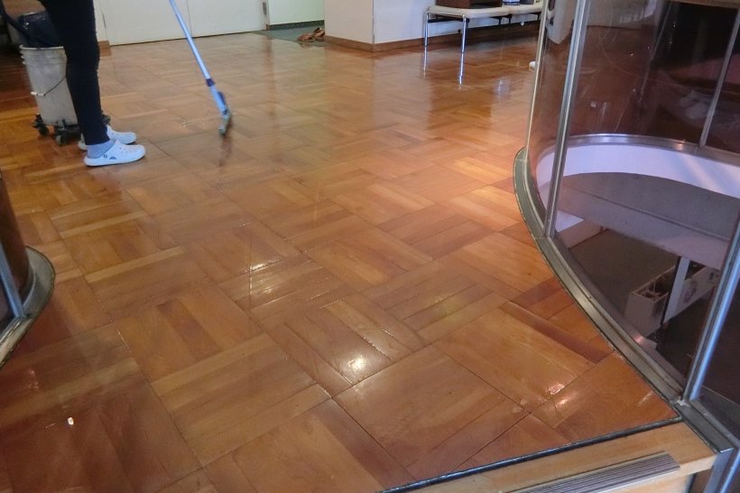 フロアのワックス掛け