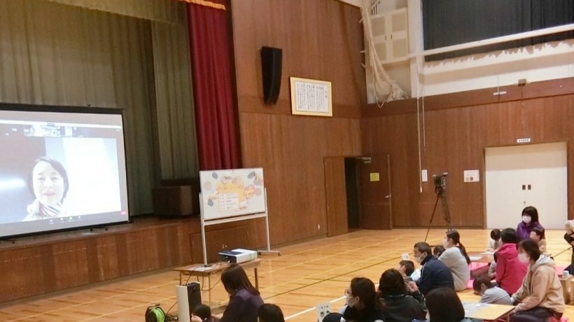 オンラインで紙ヒコーキ教室を開催している様子