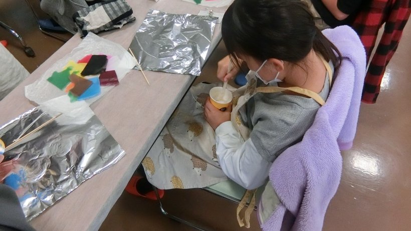 ロウを混ぜる様子