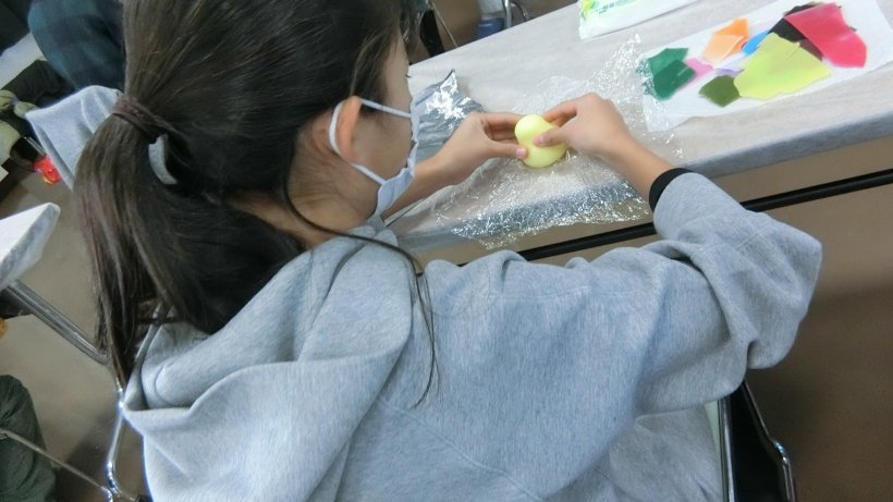 温かいうちにロウで形を作る