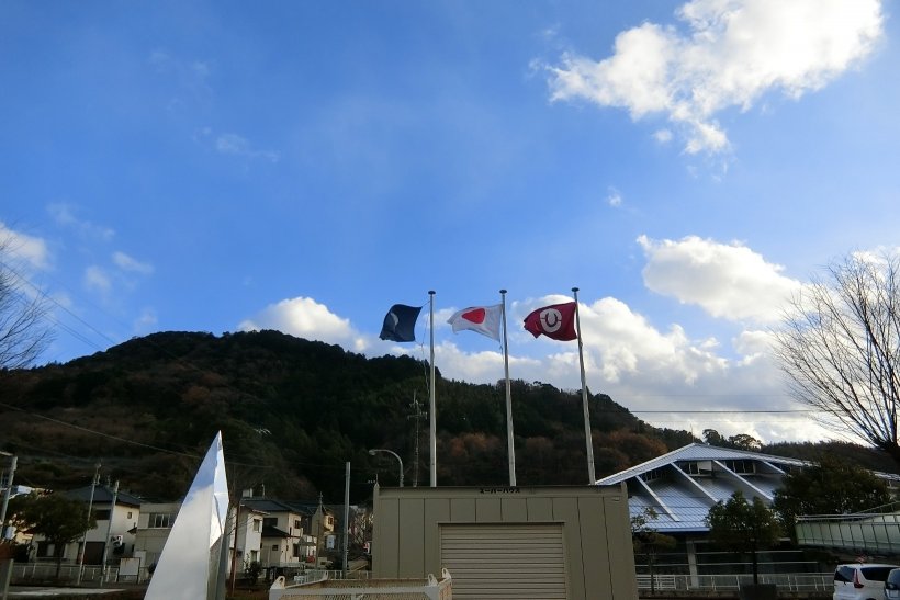 強風でなびく旗