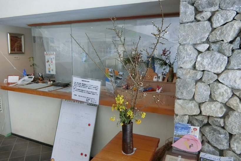 ロビーの梅の枝