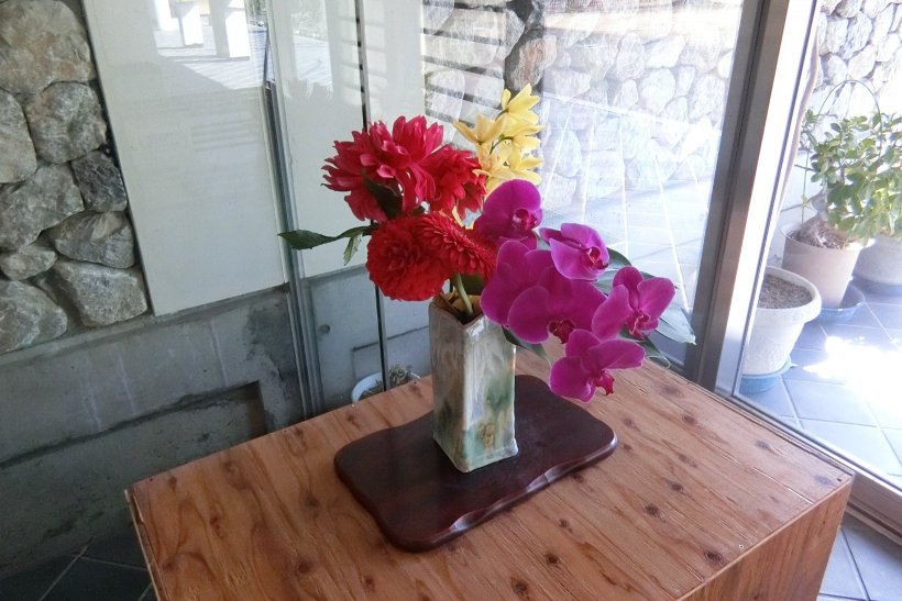 玄関の花瓶の花