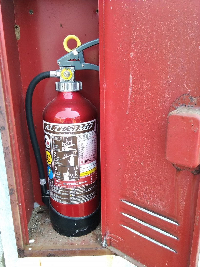 青少年の家にあるたくさんの消火器