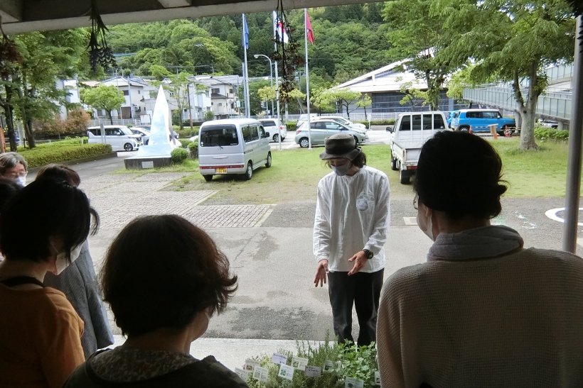 苗の説明をしてくださっている楠瀬先生