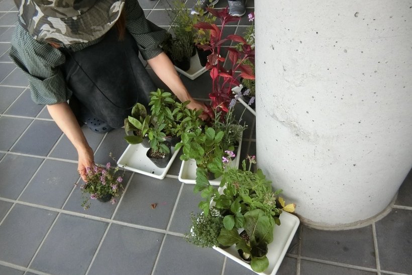 悩んでいる様子