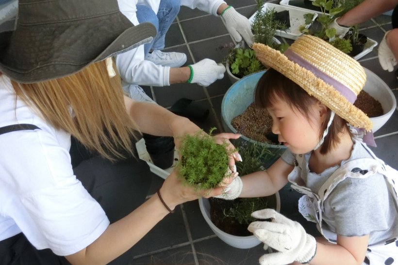 小さい子供も一緒に作業