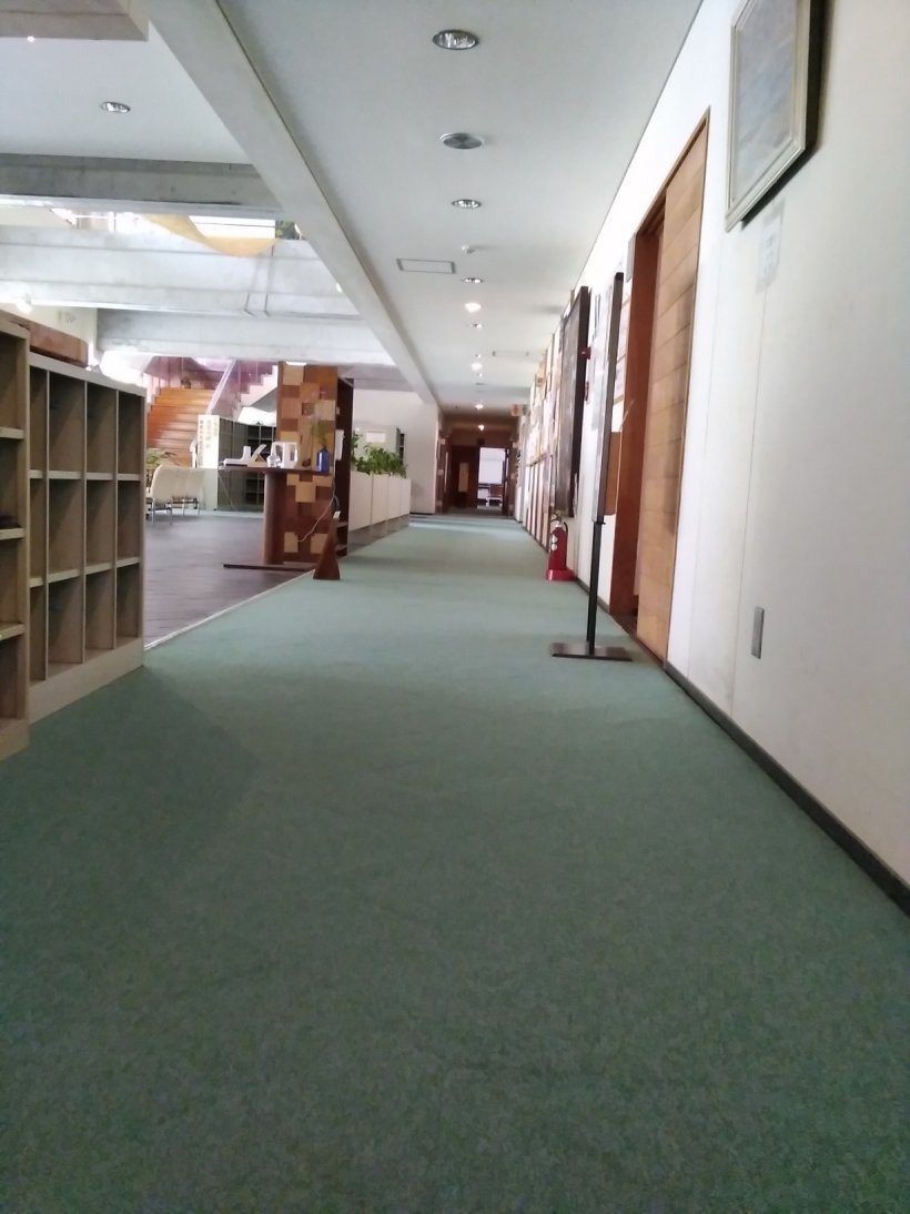 非常灯のついた廊下