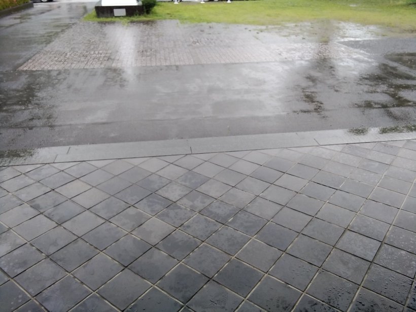 玄関前の水溜まり