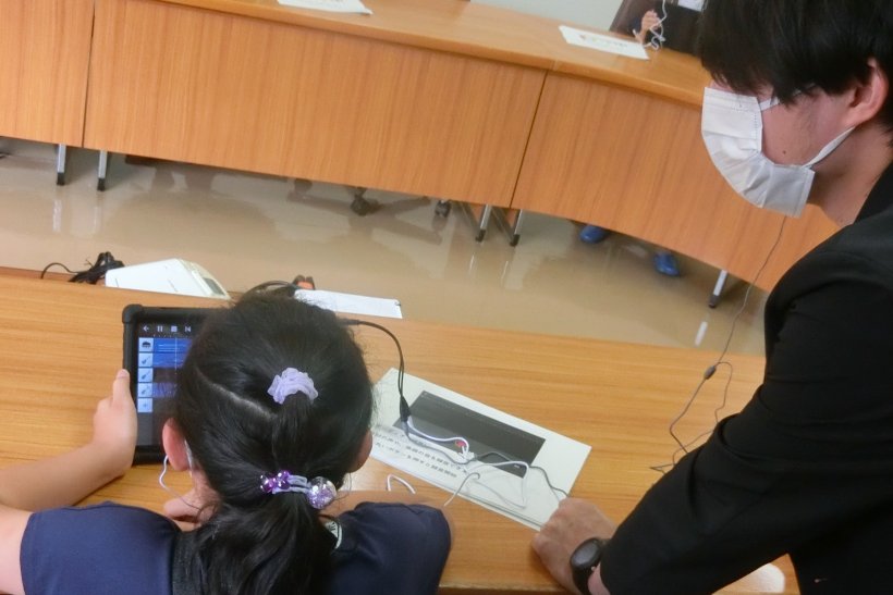 先生に教えてもらっている様子