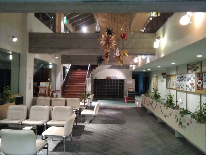 夜の館内ロビー